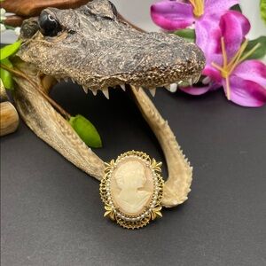 Florenza shell cameo brooch vintage
